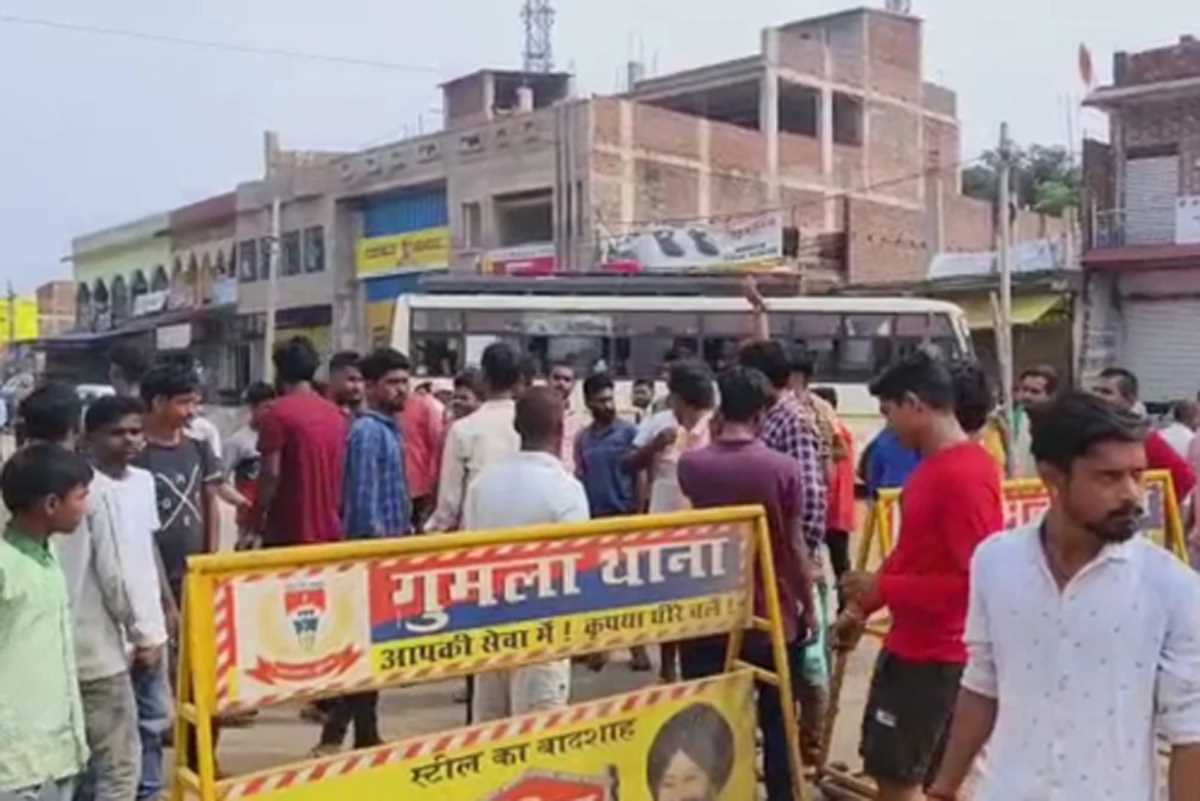 झारखंड के गुमला में मंदिर में मांस फेंककर सौहार्द्र बिगाड़ने की कोशिश, सड़क पर उतरे लोग